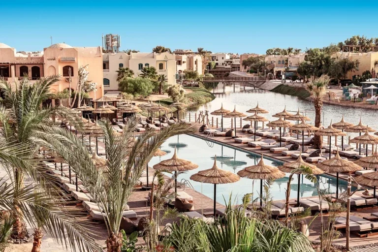 Winterzon bestemming Egypte resort met zwembad en ligbedden.