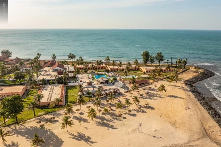Winterzon bestemming Gambia met resort, strand en palmbomen.