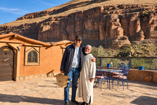 Eigenaar en Hassan bij de ecolodges.
