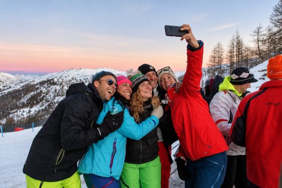 Wintersporters maken een selfie.