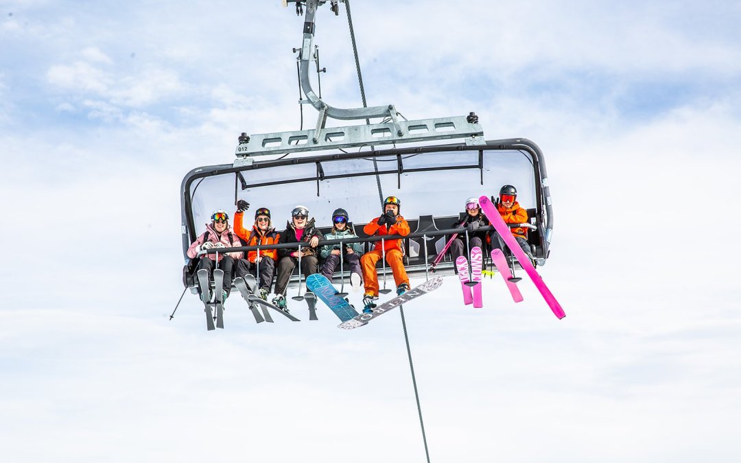 Wintersporters in de skilift.