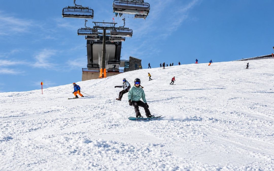 Wintersporters maken een afdaling op de rode piste in Kirchberg.