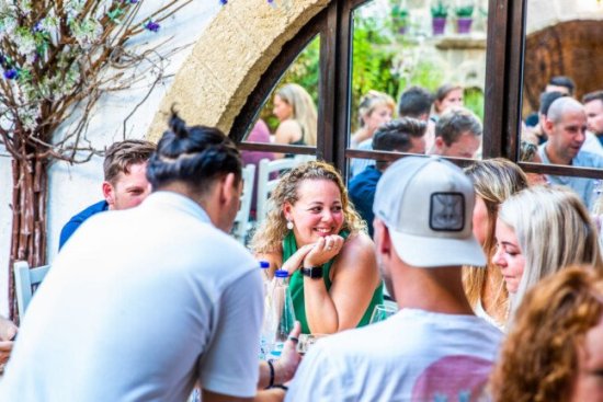 Reisgenoten dineren met elkaar aan tafel in Kreta.