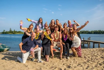VillaVibes team poseert voor een groepsfoto op het strand.