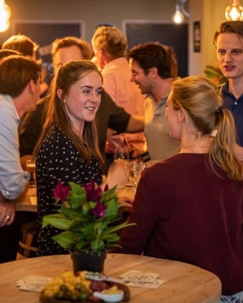Reisgenoten kletsen met elkaar tijdens een walking dinner.