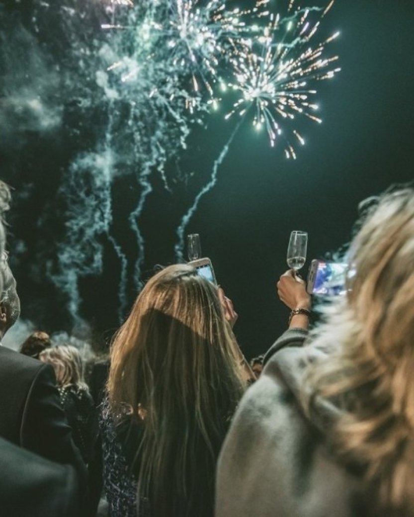 Reisgenoten kijken naar het vuurwerk tijdens oud en nieuw.