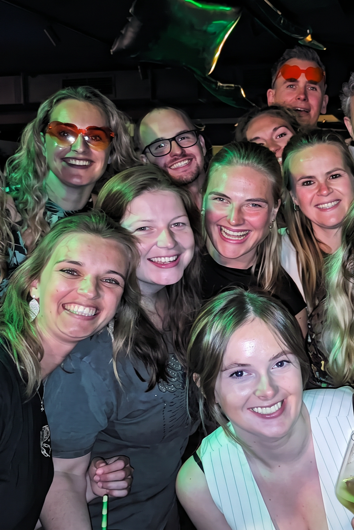 Reisgenoten poseren voor de foto tijdens een event.