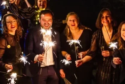 Reisgenoten vieren oud en nieuw met elkaar buiten met sterretjes.