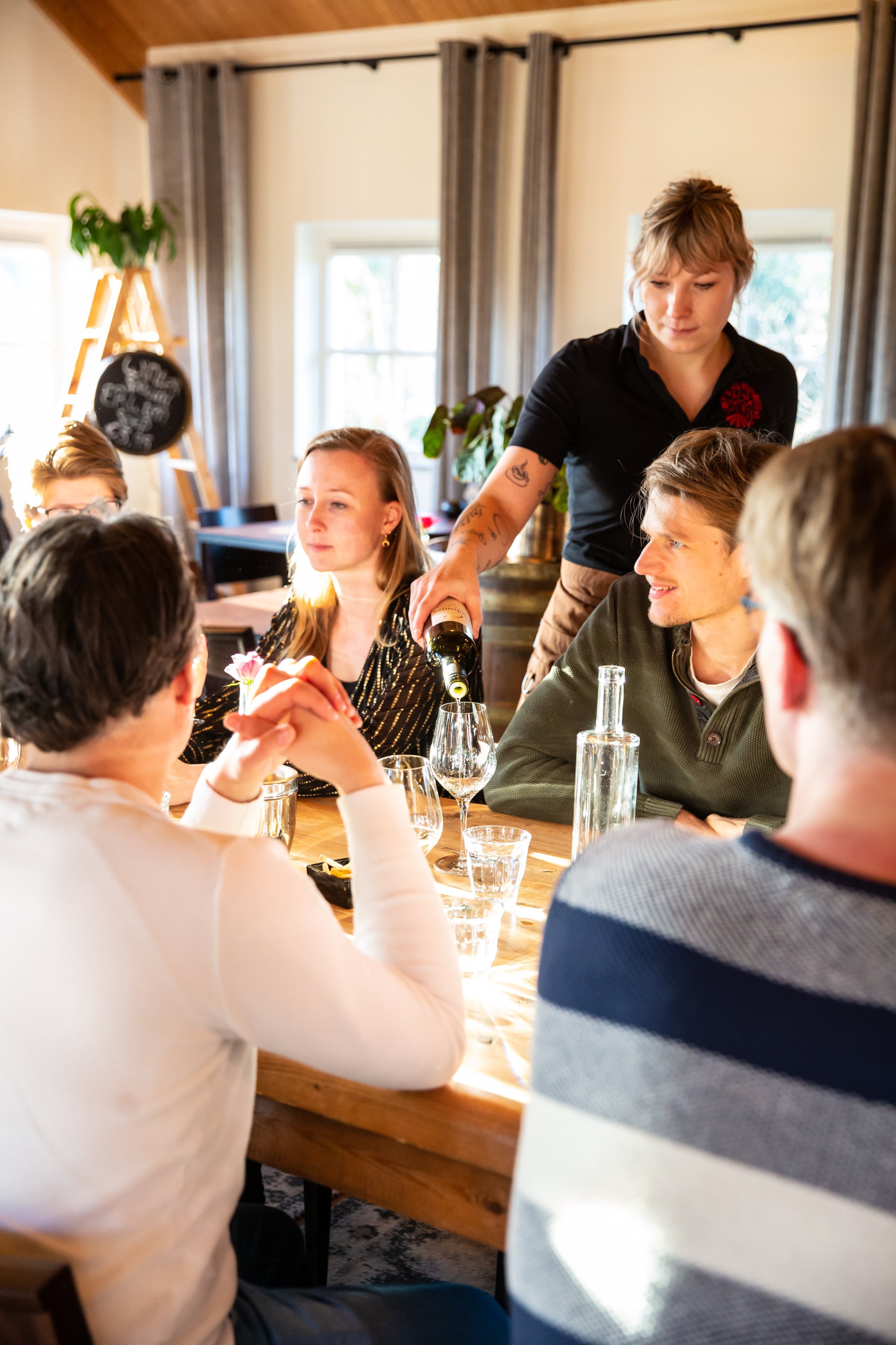 Reisgenoten kletsen met elkaar aan tafel in een restaurant.